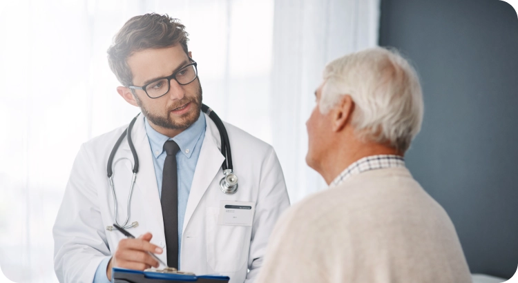 Image Docteur et homme âgé